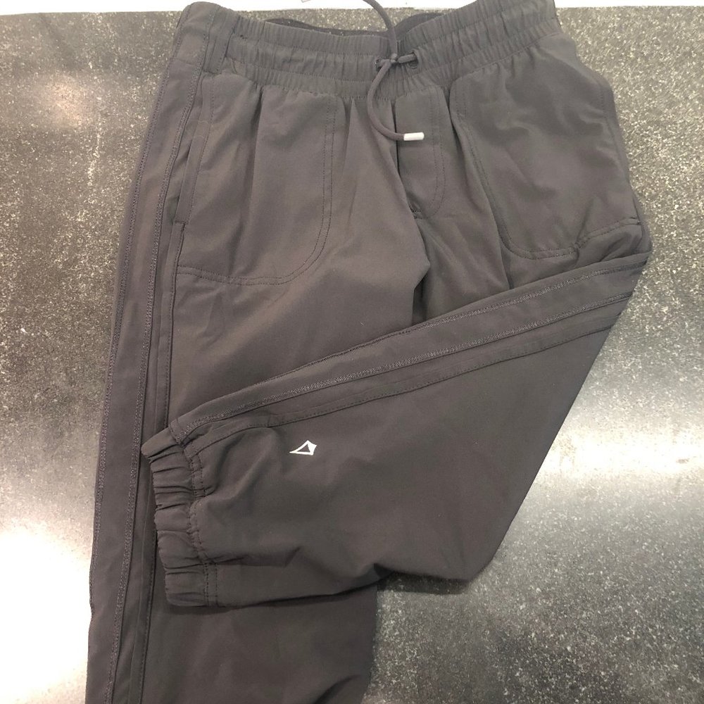 ivivva black cropped joggers!! SIZE: 8